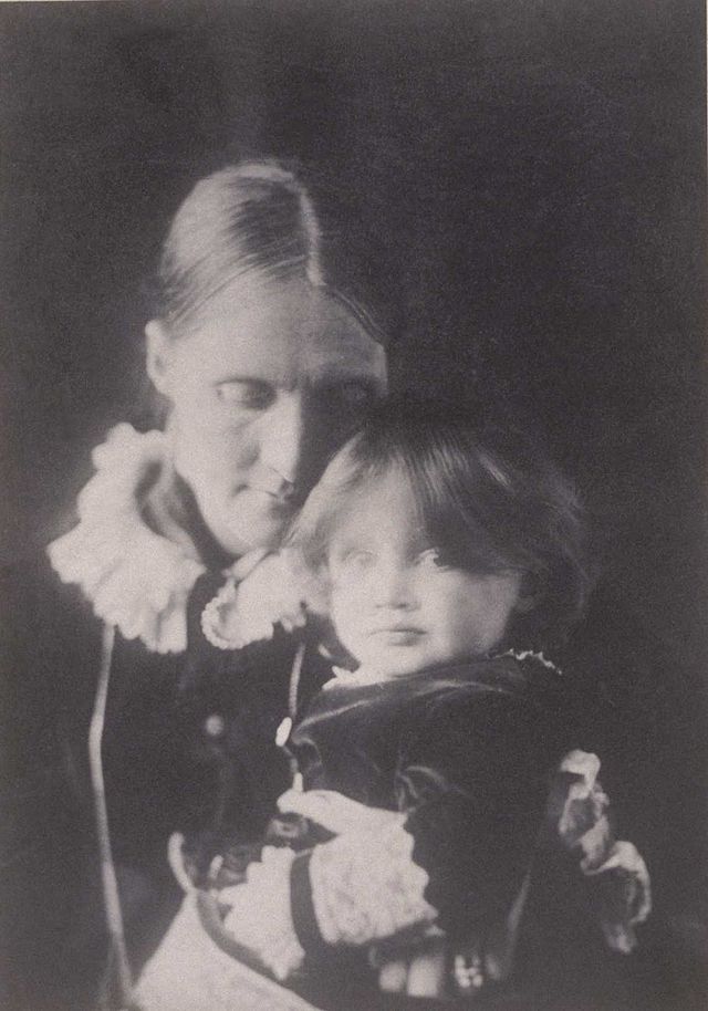 Julia_Stephen_with_Virginia_on_her_lap_1884